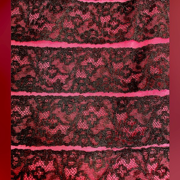 🖤 Vintage 🖤 Oh la la! 1950s Lacy Hot Pink and Black Gauzy Striped Slip Small - Picture 3 of 8